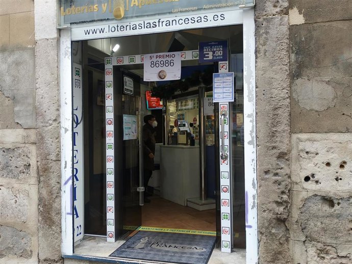 Establecimiento 'Las Francesas', en la céntrica calle Santiago de Valladolid, donde se ha vendido parte del 86.986 y del 28.674, dos quintos premios del Sorteo de Navidad 2020.