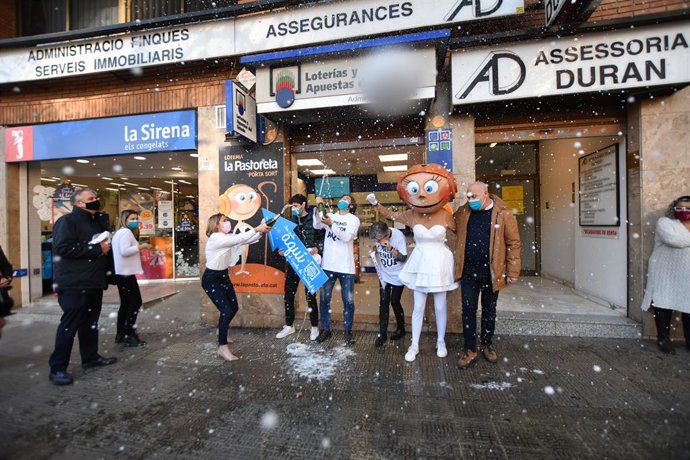Celebració de la grossa de Nadal d'aquest any a l'administració  de la Pastoreta de Reus (Tarragona)
