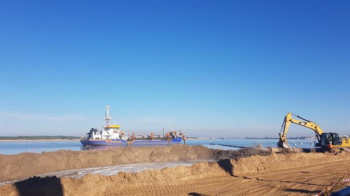 Dragado de la playa de Bajo Guía en Sanlúcar por parte de la Autoridad Portuaria de Sevilla