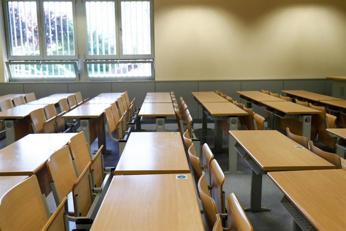 Pupitres con emoji en una de las aulas de la Facultad de Ciencias de la Universidad Autónoma durante el primer día del curso escolar 2020-2021, en Madrid (España), a 7 de septiembre de 2020. 