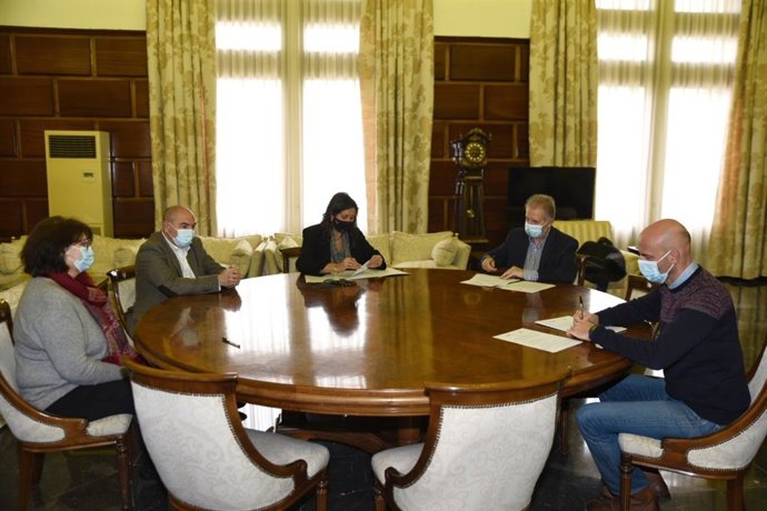 La vicepresidenta del Patronato, y concejala de Educación del Ayuntamiento de Zaragoza, Paloma Espinosa, firma un convenio de colaboración con la Asociación Aragonesa de Escritores y la Asociación de Librerías de Zaragoza