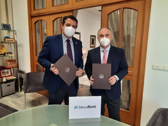 El alcalde de Córdoba, José María Bellido, con el director territorial de CaixaBank en Andalucía Oriental y Murcia, Juan Ignacio Zafra.