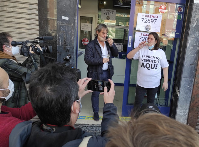 Dos loteros celebran con champán en la administración de lotería situada en la calle Zurbarambarri, 1 en Bilbao