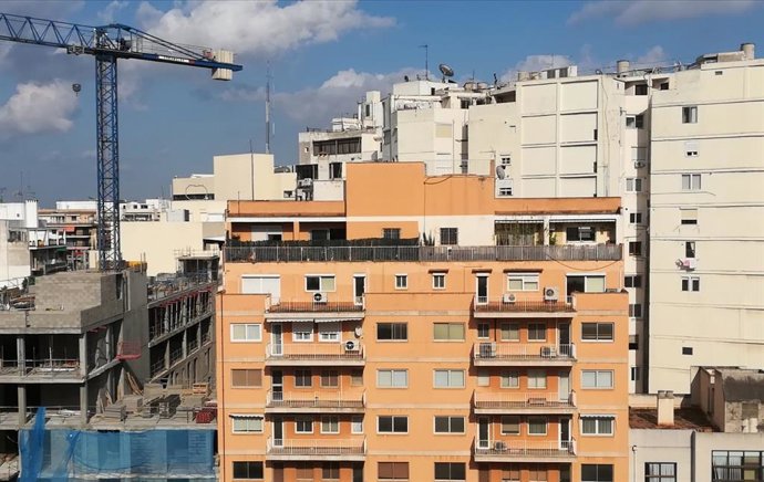 Una construcción junto a un bloque de pisos.