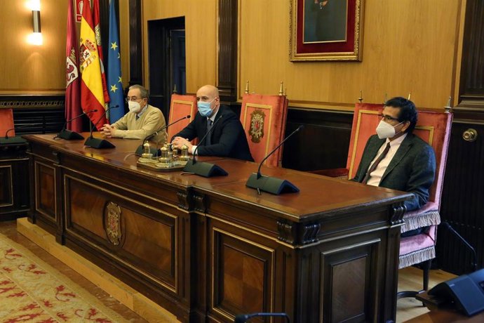 El alcalde (C) junto al el presidente de la Academia de Ciencias Veterinarias de Castilla y León, y el presidente de la Fundación Leonesa Proneurociencia.