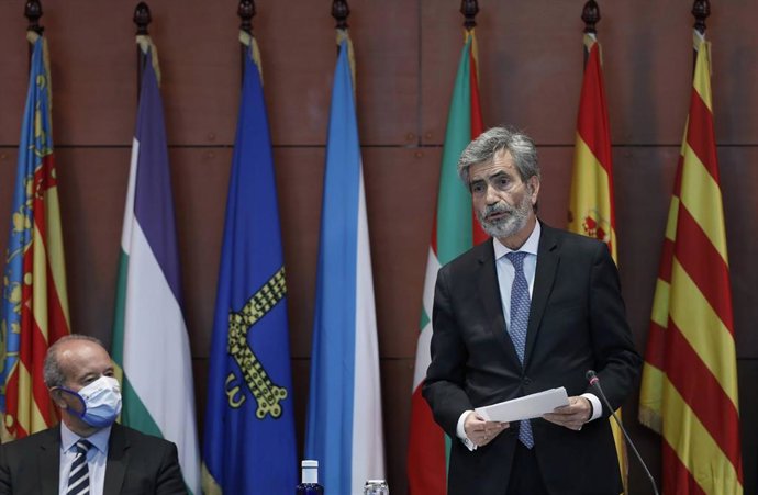 El ministro de Justicia, Juan Carlos Campo (i), y el presidente del Tribunal Supremo y del Consejo General del Poder Judicial (CGPJ), Carlos Lesmes, durante el acto de entrega de despachos a la nueva promoción de jueces, en Barcelona, Catalunya (España)