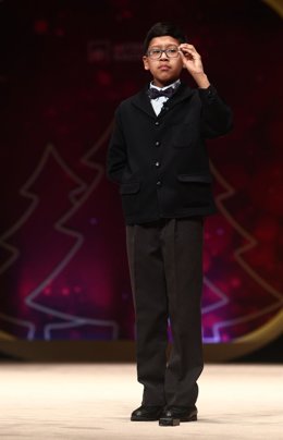 Uno de los niñas de la residencia de San Ildefonso, Salvador Constantin Roaan canta uno de los cuartos premios `38.341durante la celebración del Sorteo Extraordinario de la Lotería de Navidad 2020 en el Teatro Real de Madrid (España), a 22 de diciembre d