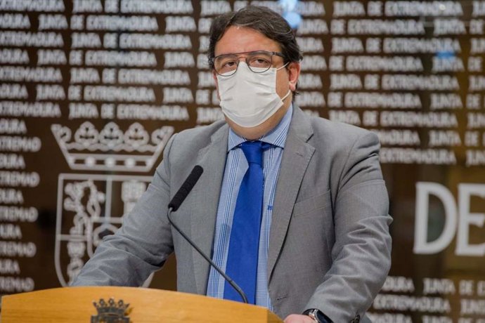 El vicepresidente segundo y consejero de Sanidad, José María Vergeles, en rueda de prensa