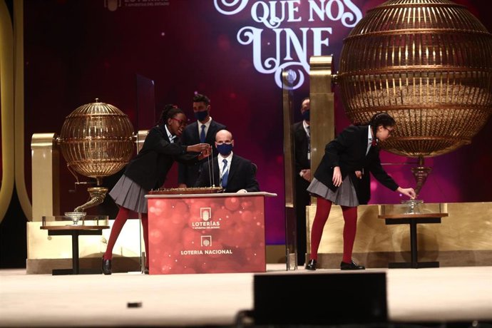 Dos de las niñas de la residencia de San Ildefonso cantan dos de los quintos premios de la Lotería de Navidad, el `86.986 y el `37.023 durante la celebración del Sorteo Extraordinario de la Lotería de Navidad 2020