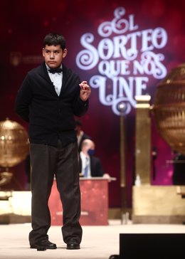 Uno de los niños de la residencia de San Ildefonso, Samuel Dávalos Durán canta dos de los quintos premios de la Lotería de Navidad, el `19371 y el `49.760 durante la celebración del Sorteo Extraordinario de la Lotería de Navidad 2020 en el Teatro Real d