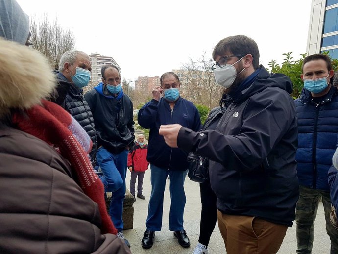 El eurodiputado Miguel Urbán habla con vecinos de la Cañada Real
