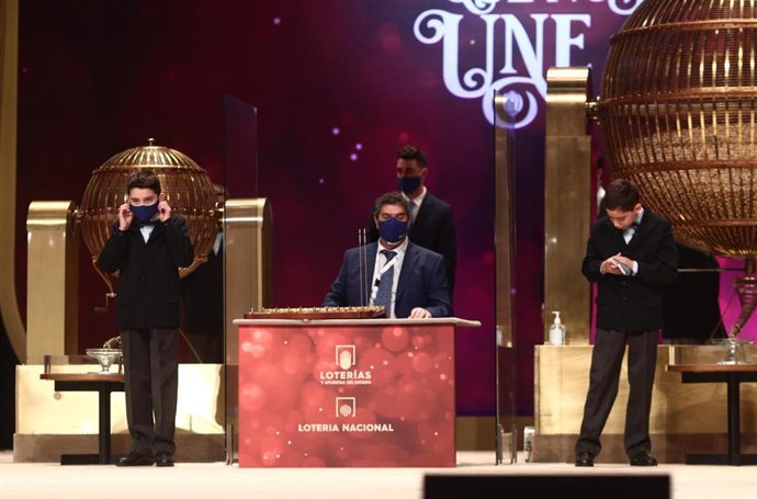 Dos de las niños de la residencia de San Ildefonso se preparan para cantar alguno de los premios durante la celebración del Sorteo Extraordinario de la Lotería de Navidad 2020 en el Teatro Real de Madrid (España), a 22 de diciembre de 2020.