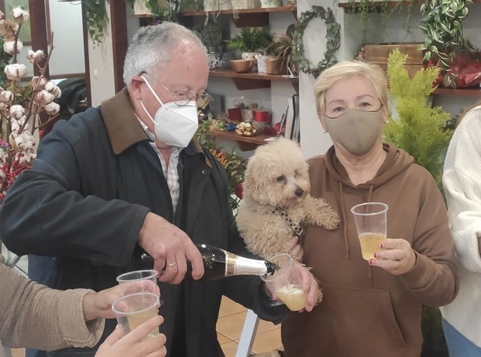 La propietaria de la floristería 'El Campo', en Villaviciosa, a la derecha