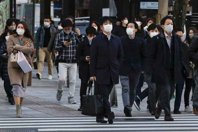 Personas con mascarilla caminando en Tokio