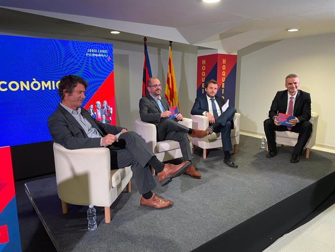 El precandidato a la presidencia del FC Barcelona Jordi Farré (segundo por la izquierda), en un acto de campaña en su sede electoral