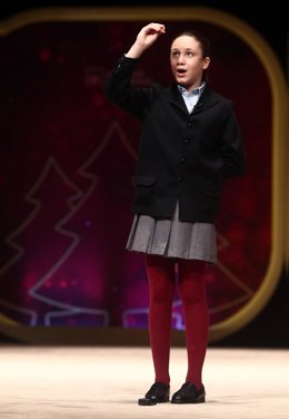 Una de los niños de la residencia de San Ildefons, Aya Ben Hamdouch Chaaraqui canta el segundo premio de la Lotería de Navidad, el `06095 
