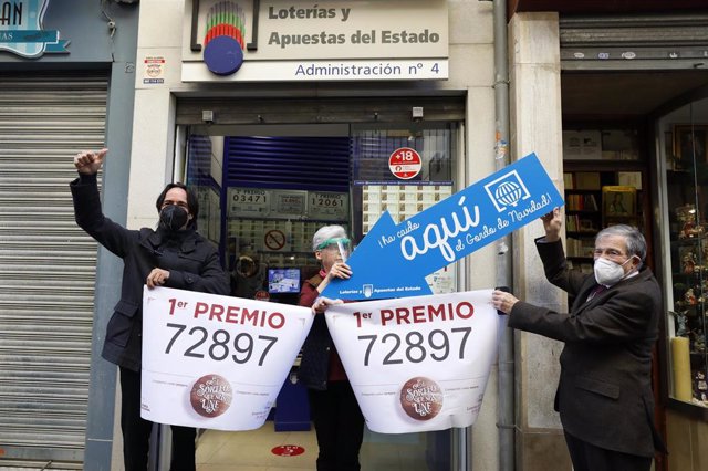 El Gordo del sorteo nacional de Navidad cae en Granada, en la administración número 4 de la calle Príncipe, donde se han vendido 45 series del número 72897.