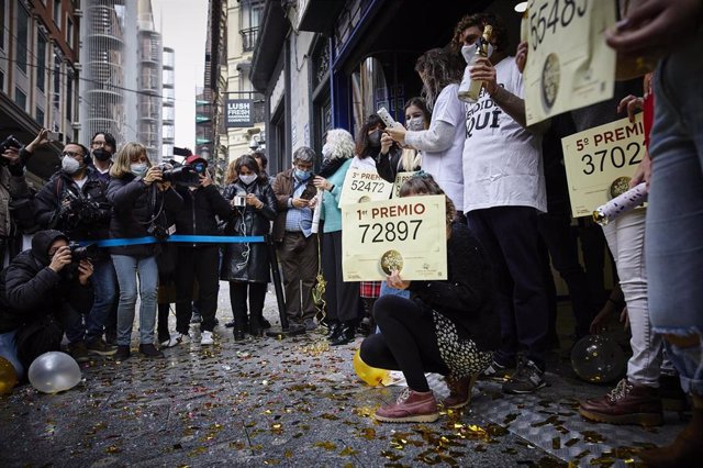 La popular administración de 'Doña Manolita', en el número 22 de la calle Carmen del centro de la capital ha vuelto a vender un año más el 'Gordo' del Sorteo de la Lotería de Navidad con el número `72.897, lo que ha sido celebrado por sus empleados con u