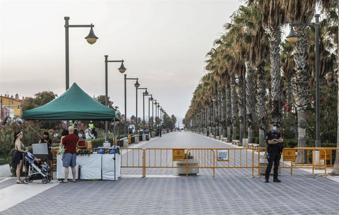 Un policía local hace guardia en la playa de la Malvarrosa