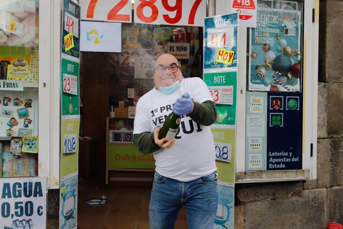 Un lotero en la administración de lotería situada en la calle Porta do Sol, 12, en la que se ha repartido parte del número `72.897 correspondiente a 'El Gordo' de la Lotería de Navidad, en Vigo, Pontevedra, Galicia (España), a 22 de diciembre de 2020.