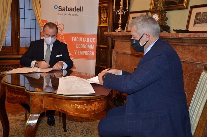 Firma del convenio entre Banco Sabadell-Herrero  y la Universidad de Oviedo para el impulso de una nueva cátedra.