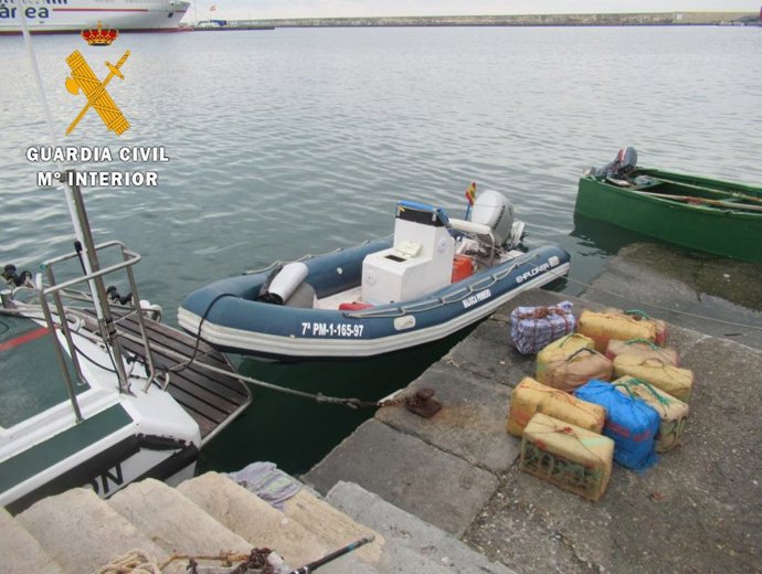 Embarcación y fardos intervenidos