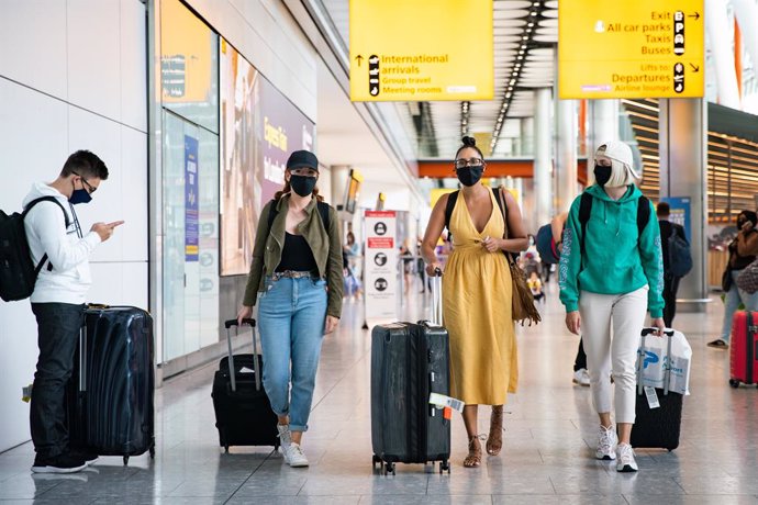 22 August 2020, England, London: Passengers walk in the arrivals hall at Heathrow Airport, after a flight from Croatia landed. The UK government announced that from today, Saturday, travellers arriving from Croatia, Austria and Trinidad and Tobago will 