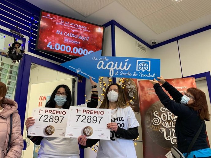 Las responsables de la admnistración de Boñar (León) que ha vendido el premio Gordo de este sorteo de Navidad 2020.