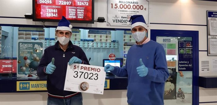 Los gemelos Ignacio y Santiago Vicente, con el cartel del quinto premio del Sorteo Especial de Navidad que vendieron en su administración
