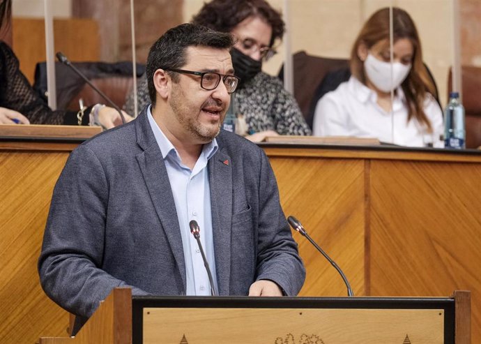 El portavoz adjunto de Adelante Andalucía, Guzmán Ahumada, interviene en el Pleno del Parlamento.