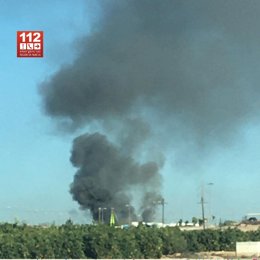 Sucesos.- Bomberos trabajan en la extinción de un incendio en una fábrica de muebles de Cabezo de Torres (Murcia)