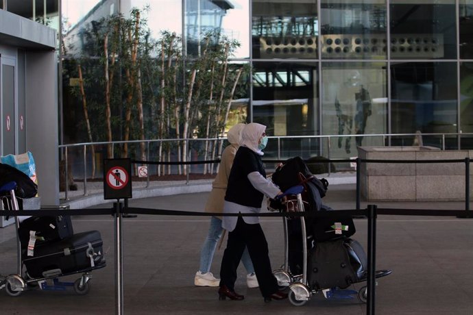 Turistas en el aeropuerto de Málaga el primer día  con pruebas PCR obligatorias.