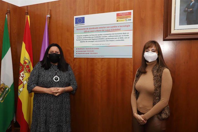 La delegada de Asistencia Económica a los Municipios y Mancomunidades de la Diputación de Córdoba, Dolores Amo (izda.), y la alcaldesa de Luque, Felisa Cañete, durante el encuentro mantenido.