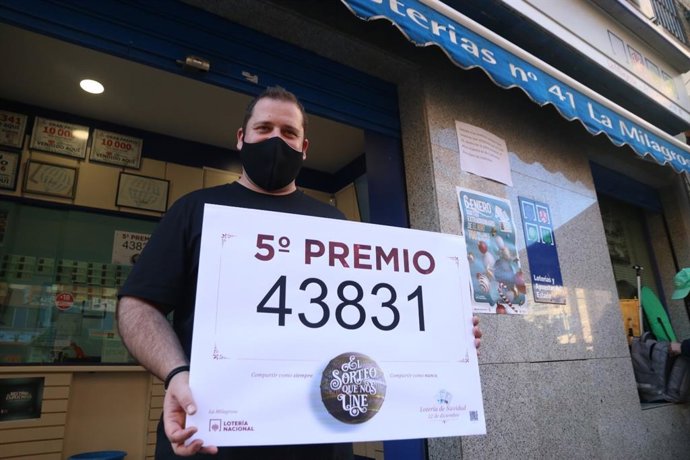 El propietario de la Administración de Lotería de calle La Unión de Málaga capital, que ha repartido 60.000 euros con el número 43.831, agraciado con un quinto premio del Sorteo Extraordinario de Lotería de Navidad 2020