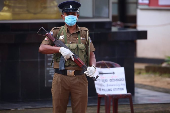 05 August 2020, Sri Lanka, Colombo: A Police personnel stands guard outside a polling station during the parliamentary election. Photo: Pradeep Dambarage/ZUMA Wire/dpa