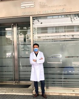 El doctor Onofre Sanmartín, jefe clínico del Servicio de Dermatología del IVO