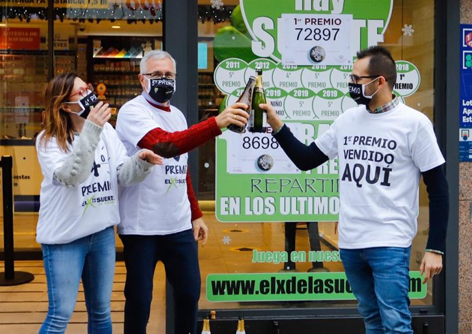 Tres loteros brindan con champán en la administración de lotería situada en la calle Ramón González, 7 en la que se ha repartido parte del número `72.897 correspondiente a 'El Gordo' de la Lotería de Navidad, en O Porriño, Pontevedra