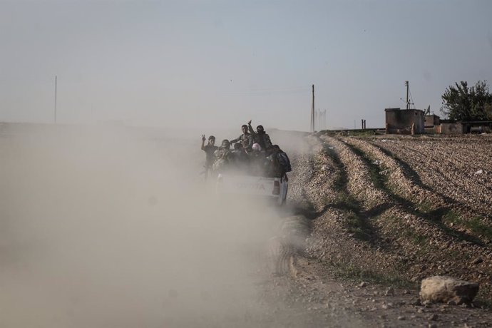 Milicianos del grupo rebelde Ejército Nacional Sirio, apoyado por Turquía, en un vehículo desplegado en una zona de combates contra fuerzas kurdas sirias