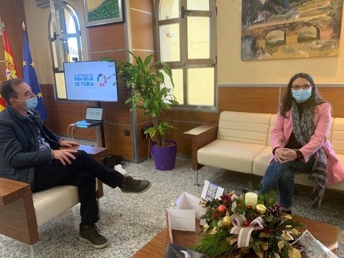 La vicepresidenta Mónica Oltra ha visitado la localidad de Riba-roja, donde se ha reunido con el equipo de gobierno y los servicios sociales