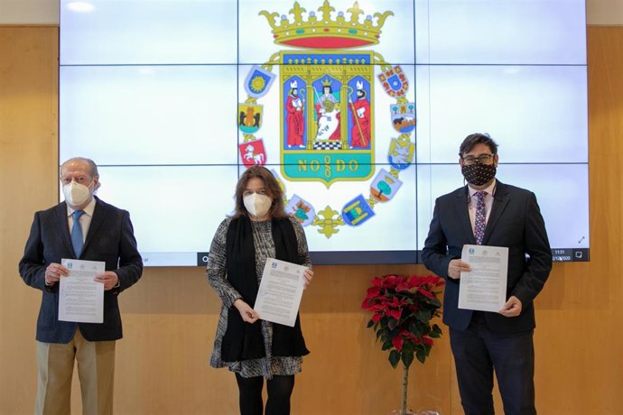 El presidente de la Diputación de Sevilla y del Consorcio del Huesna, Fernando Rodríguez Villalobos, y el alcalde de Utrera y vicepresidente del Consorcio, José María Villalobos Ramos, firman un convenio