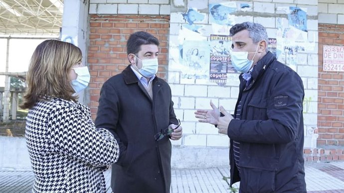 Carmen Santa María, Manuel Benjumea y Juan José Gallego en las instalaciones deportivas de Bollullos