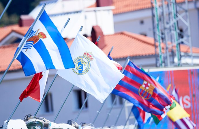 Banderas de los equipos de LaLiga Santander en Ipurua