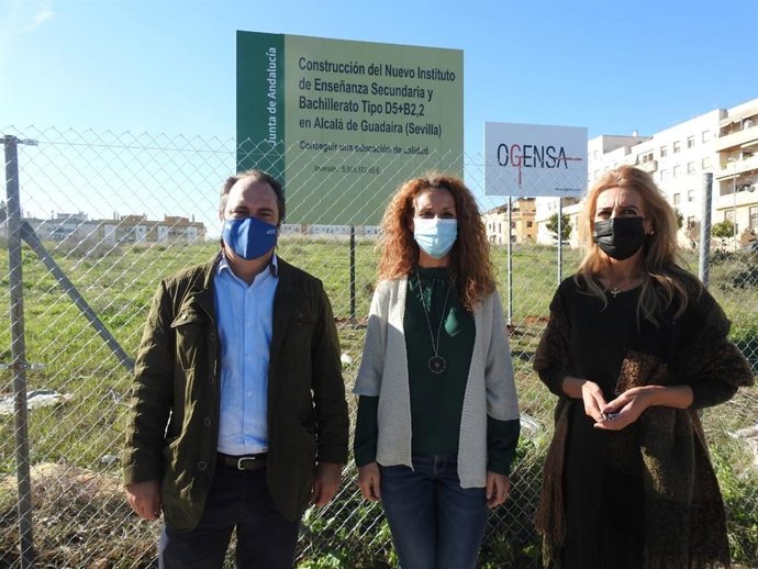 La portavoz de Ciudadanos en el Ayuntamiento de Alcalá de Guadaíra, Rosa Carro (en el centro), junto al delegado de Educación, José Luis Rodríguez (Cs), y la delegada de Gobernación, María José Morilla (Cs).