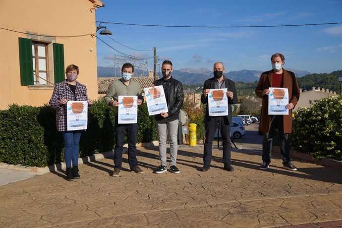 El ganador del IX concurso de creación del cartel de la XXXVII Fira del Fang 2021, Javier Pajares, con el resto de representantes municipales y el cartel.