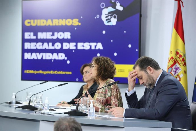 (I-D) La vicepresidenta primera del Gobierno, Carmen Calvo; la ministra portavoz y de Hacienda, María Jesús Montero; y el ministro de Transportes, Movilidad y Agenda Urbana, José Luís Ábalos