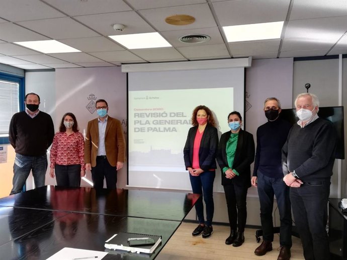 Representantes del Ayuntamiento de Palma y del Consell de Mallorca durante la presentación del nuevo plan general de urbanismo.