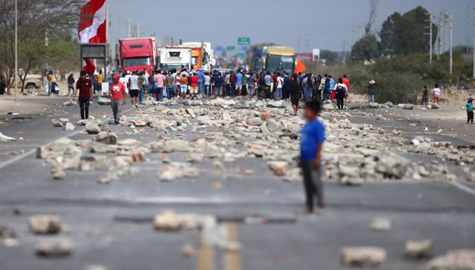 21 December 2020, Peru, Ica: Workers of the Agro Exporters block a road during a protest for not approving the new agricultural law. Photo: El Comercio/GDA via ZUMA Wire/dpa