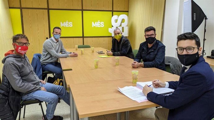 El coordinador de MÉS per Mallorca y el conseller insular de Promoción Económica del Consell y miembro de la Ejecutiva de MÉS, Jaume Alzamora, se reúnen con representantes de la restauración de Pimem y CAEB.