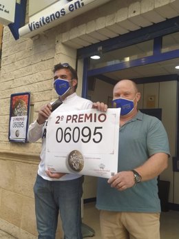 Una administración de Gandia (Valencia) reparte parte del segundo premio de la Lotería de Navidad 2020