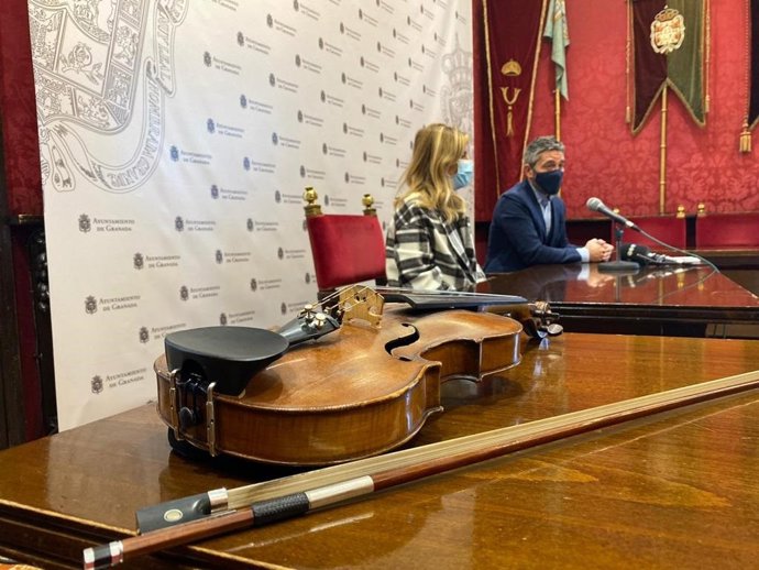 Los concejales de Mantenimiento, Eva Martín, y Comercio, Manuel Olivares